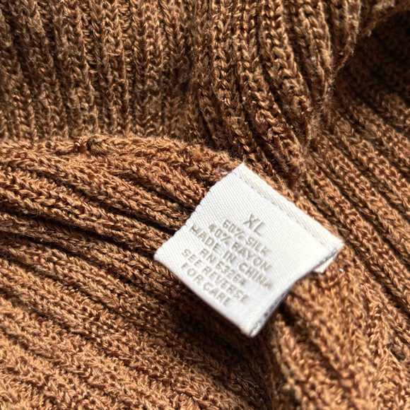 button-down blouse with details on the edges - Picture 11 of 14